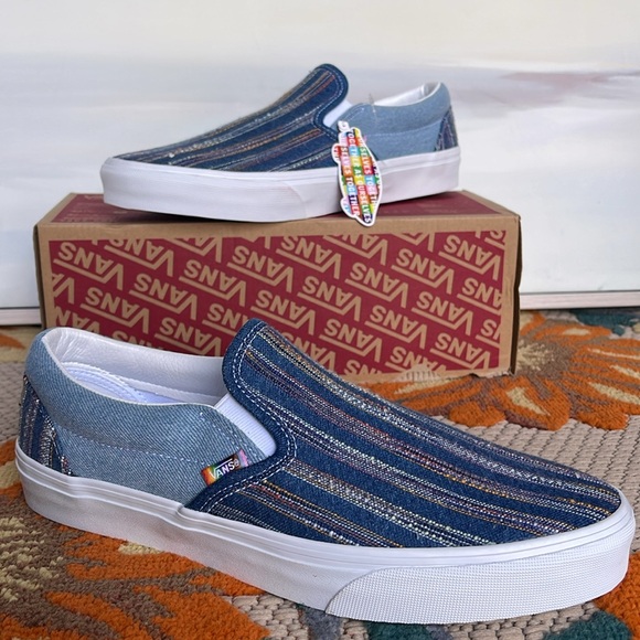 Vans Men’s Classic Slip-On
2gether As Ourselves Multi
VN000BVZCYL
Sneakers - Picture 14 of 16